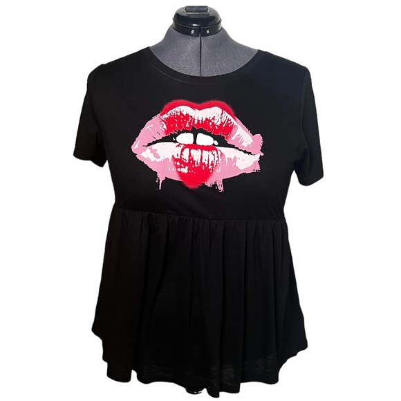 torrid Tops - Torrid Black Heart Lips Babydoll Tee (Size 2)